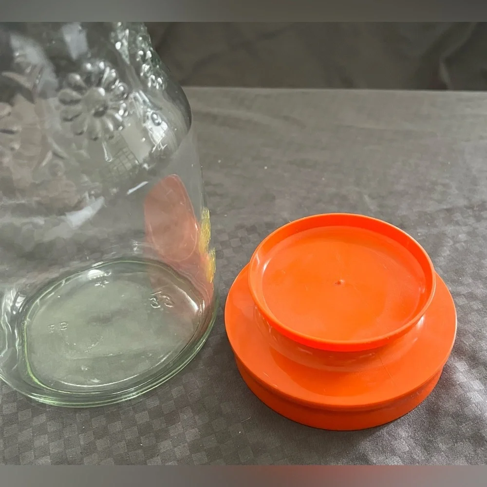 EUC Vintage Anchor Hocking Daisy Carafe Embossed Daisies w/Orange Plastic Lid